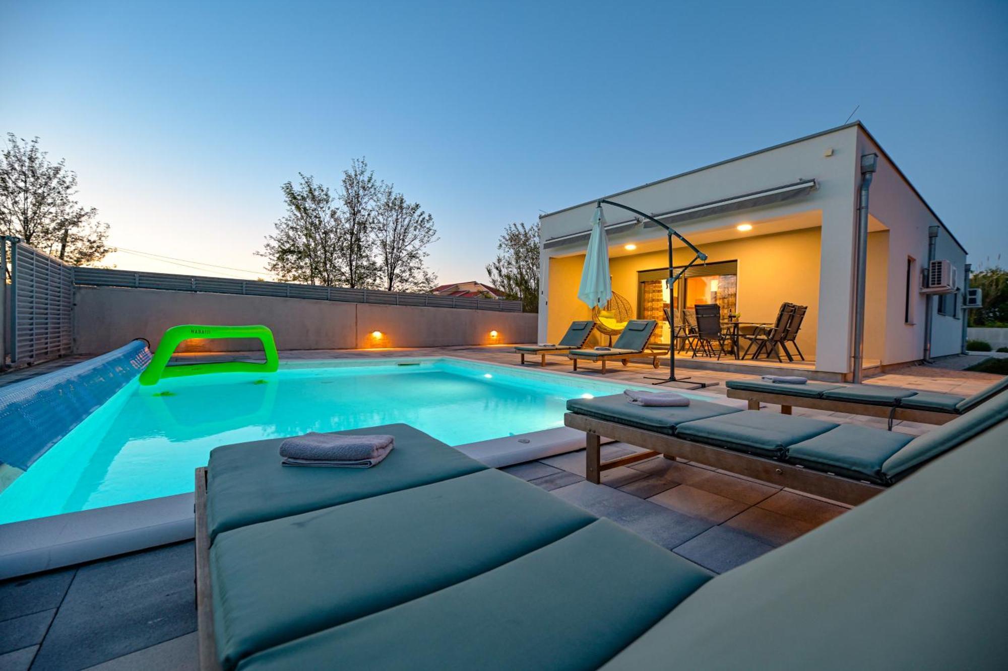 House Sara With Heated Pool Privlaka (Zadar)