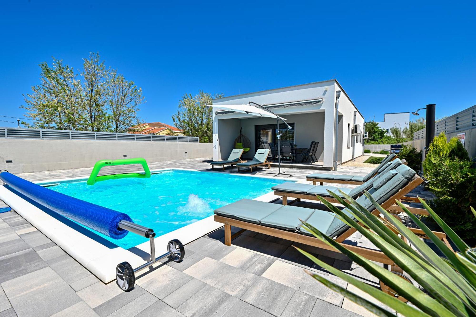 House Sara With Heated Pool Holiday home