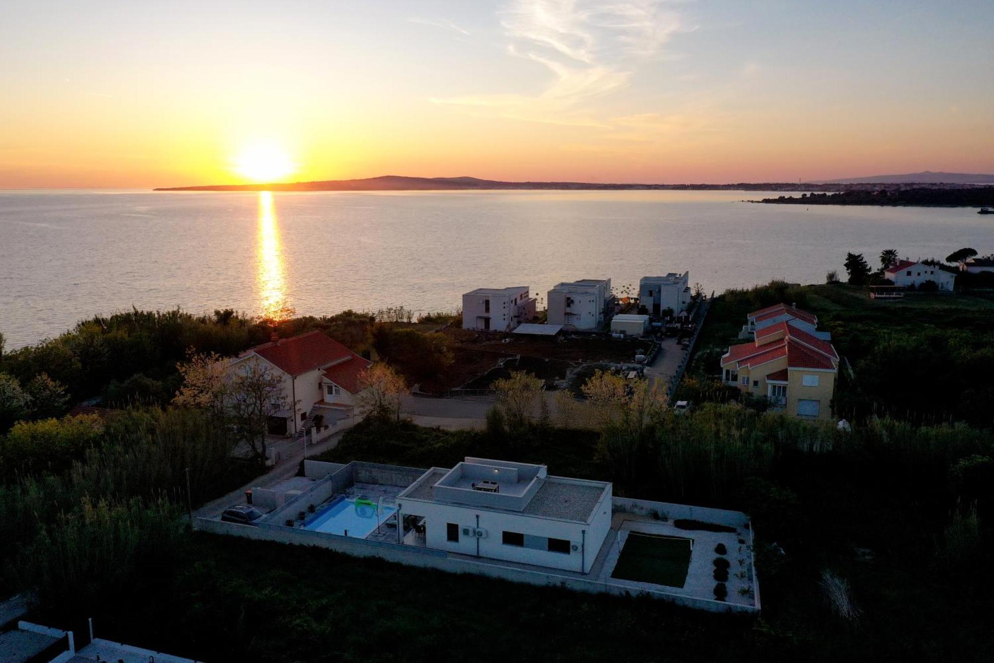 House Sara With Heated Pool Holiday home *