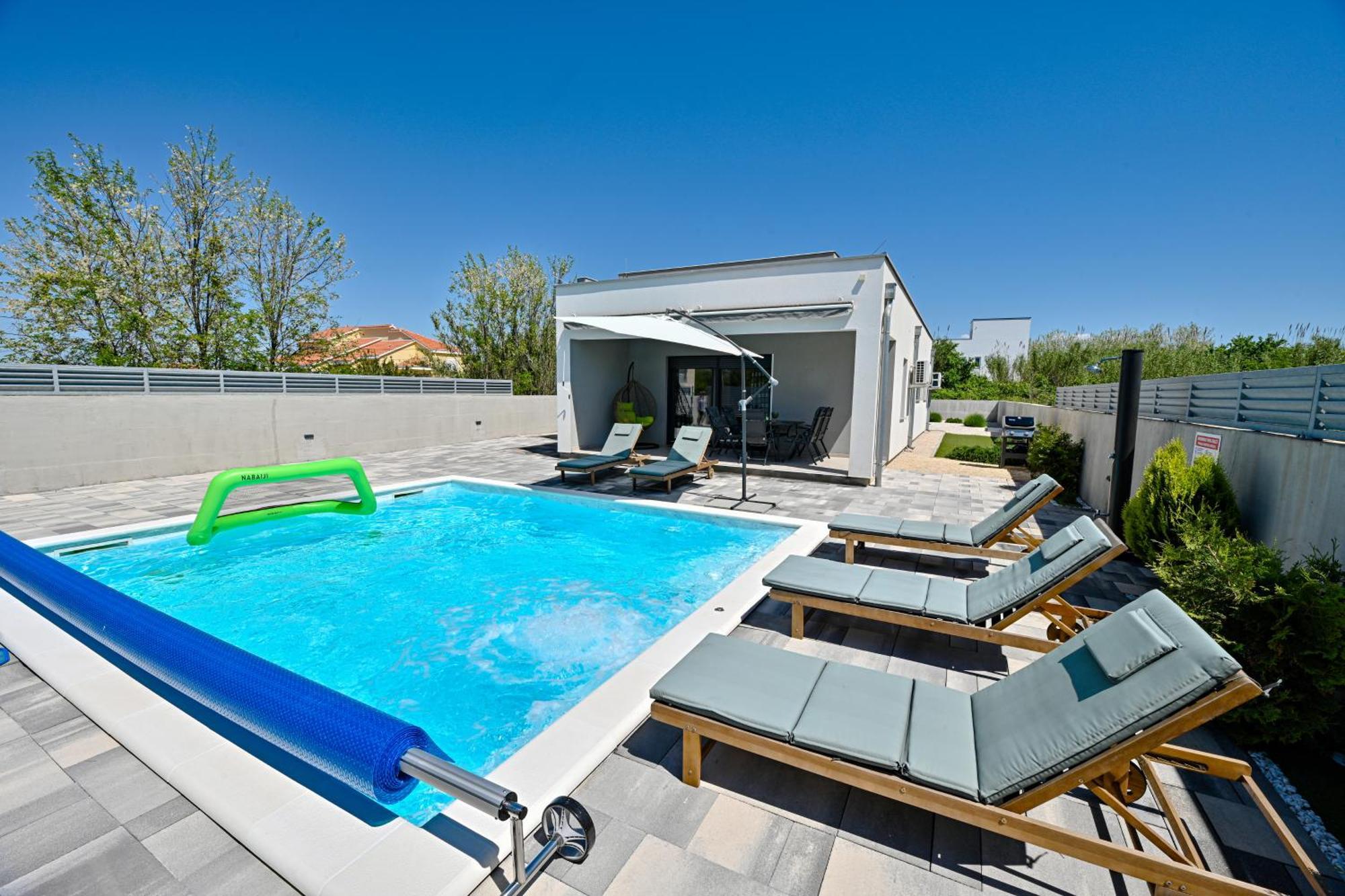 House Sara With Heated Pool Holiday home *